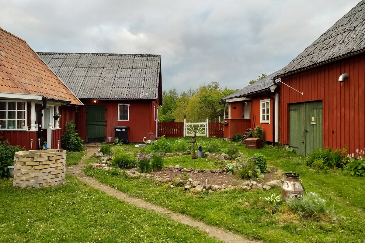 位于斯科讷（ Skåne ）中心农场的乡村小屋（双人床）房间