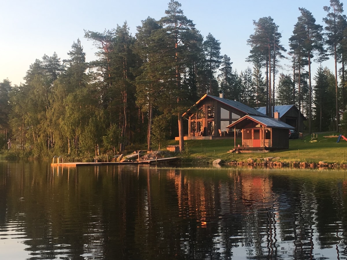 Unika trädhuset vid sjön