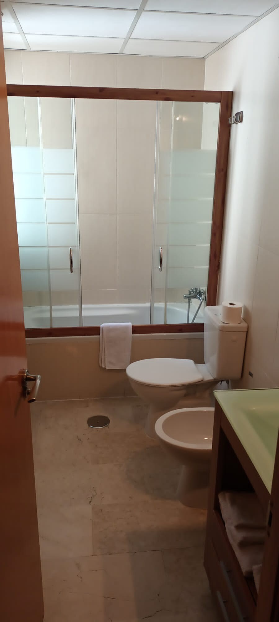 Habitación doble independiente baño compartido