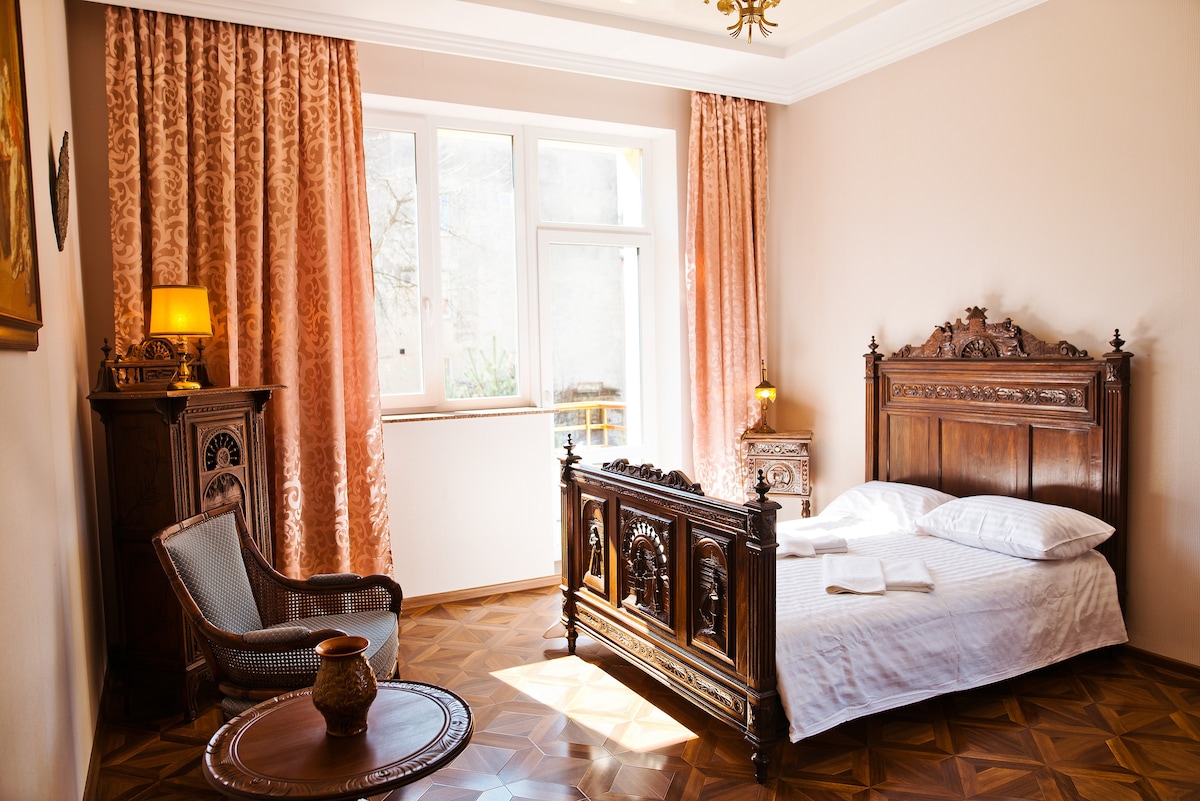 Five Star Lviv Gorgeous Apartment with Garden