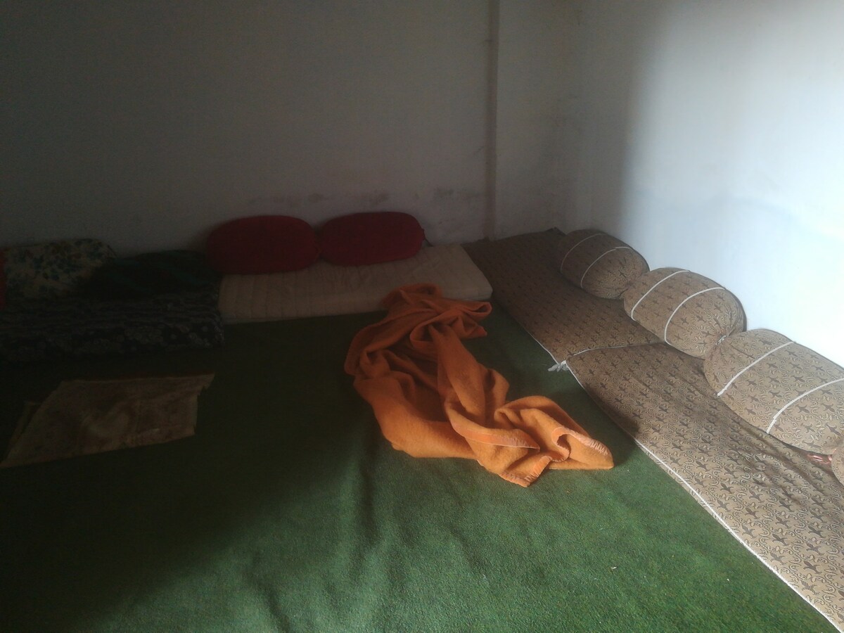 地毯+床+洗手间+停车场