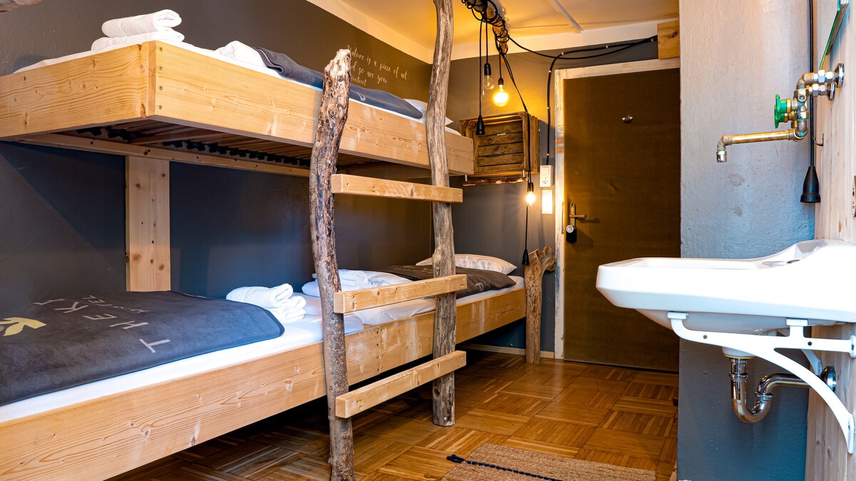 The Keep Eco Rooms -带淋浴的三人间