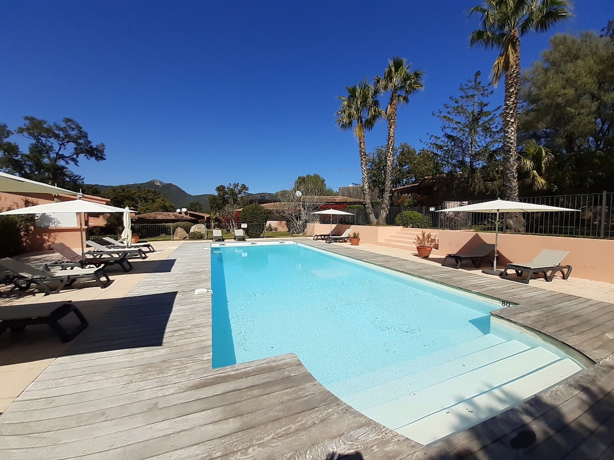 皮纳雷洛别墅（ Villa Pinarello ） ，配有空调，配有恒温游泳池