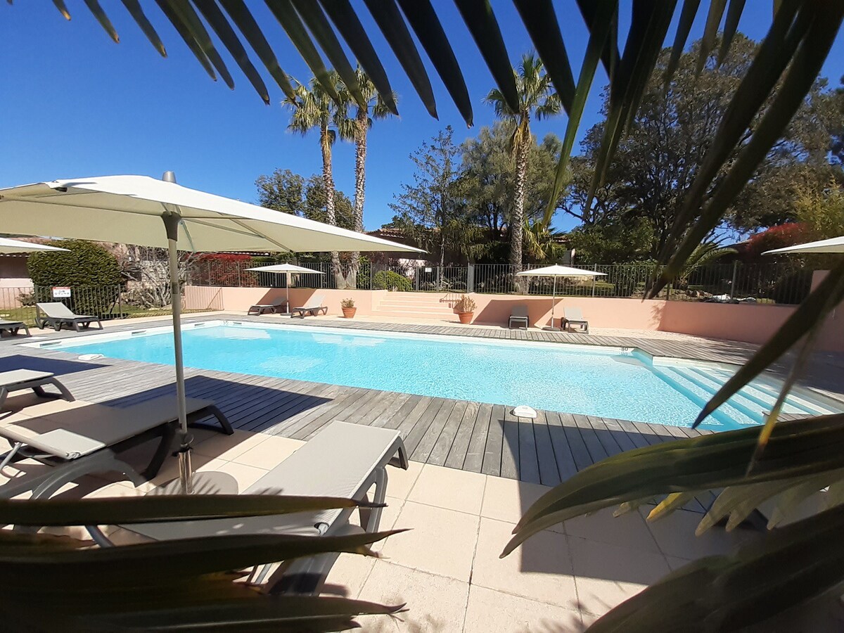 皮纳雷洛别墅（ Villa Pinarello ） ，配有空调，配有恒温游泳池