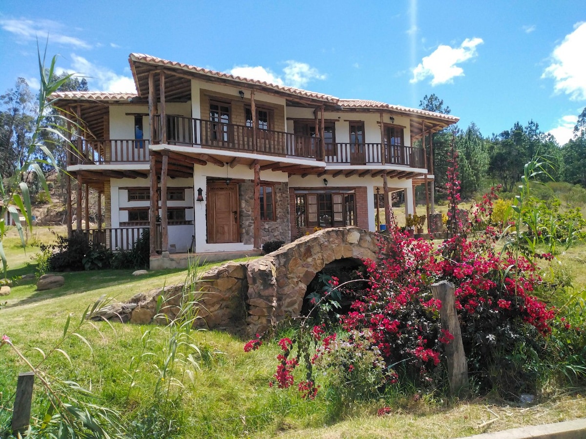 莱瓦镇（ Villa de Leyva ）附近的美丽乡村民宅