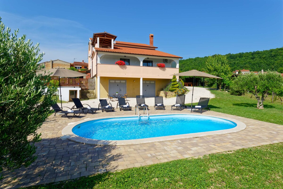 Home Brajdice-Five Bedroom Holiday Home with Pool