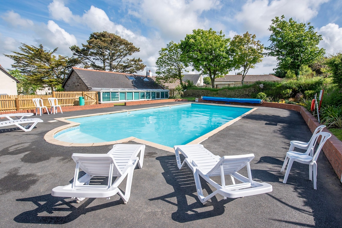 Woolacombe, Valley View Cottage with shared pool.