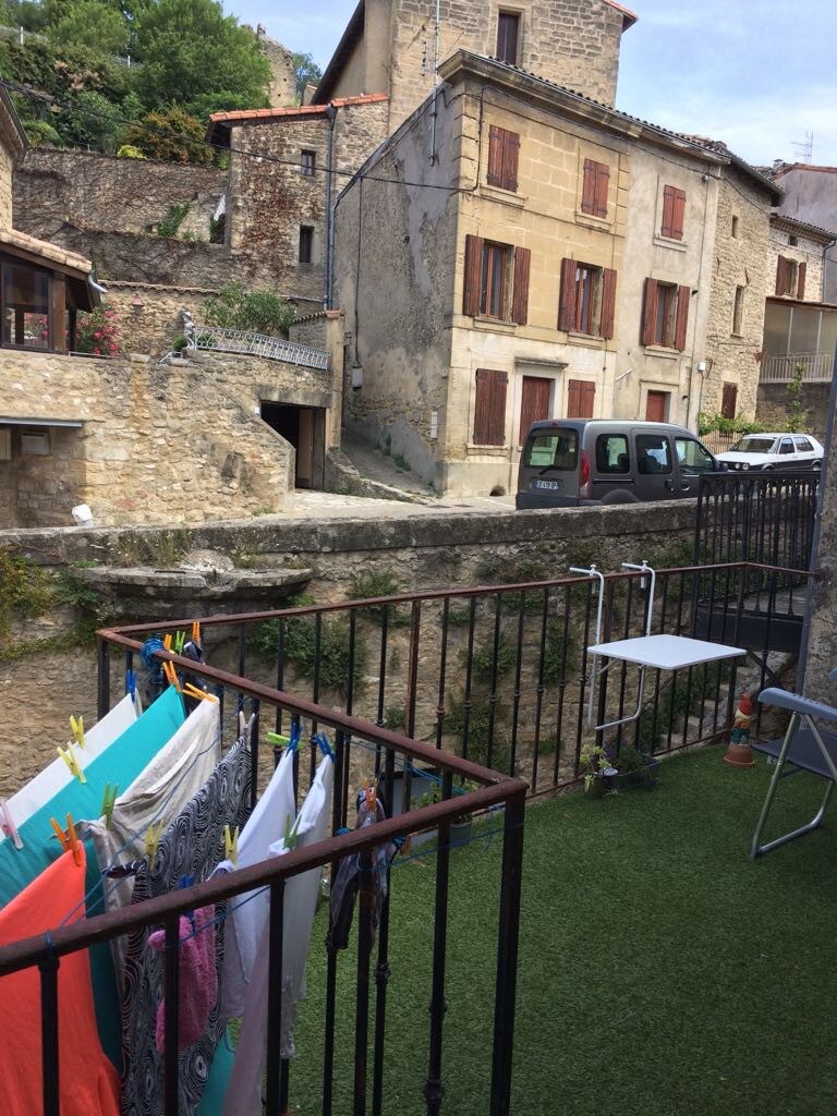 petite chambre sur balcon dans maison de village