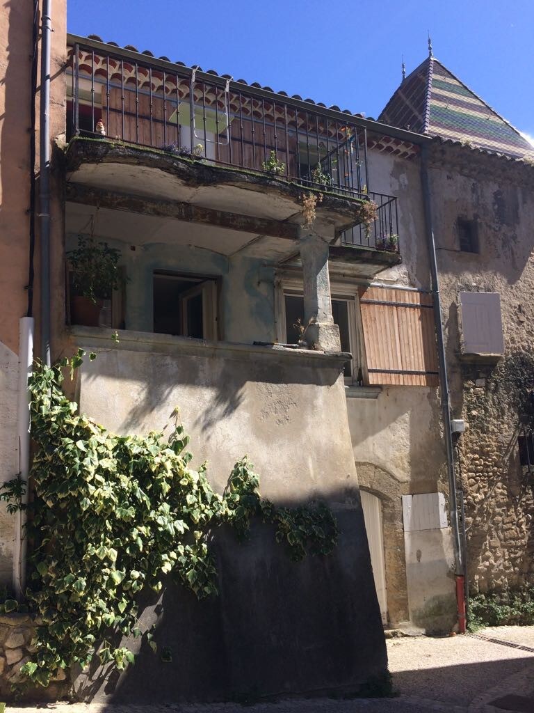 petite chambre sur balcon dans maison de village