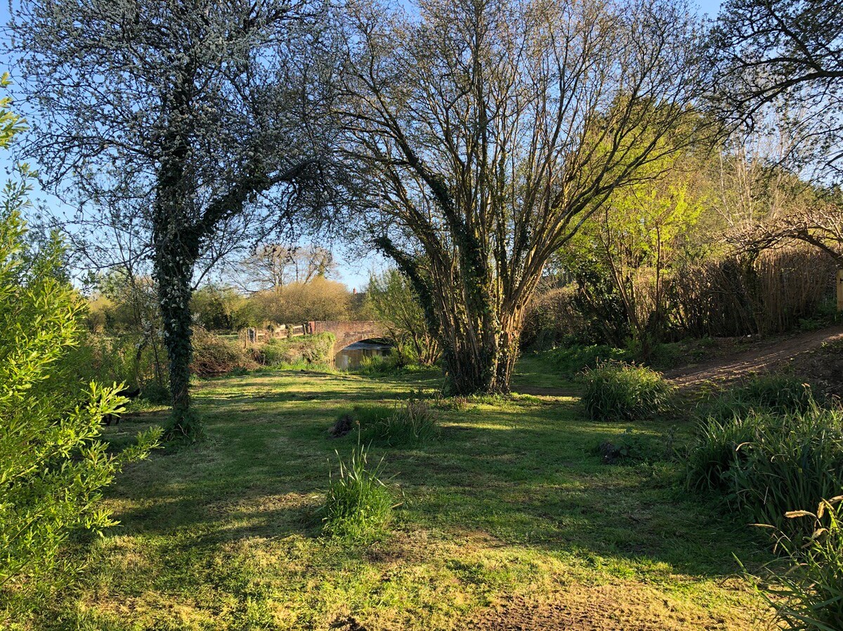 Kingfisher Lodge with Private Riverbank