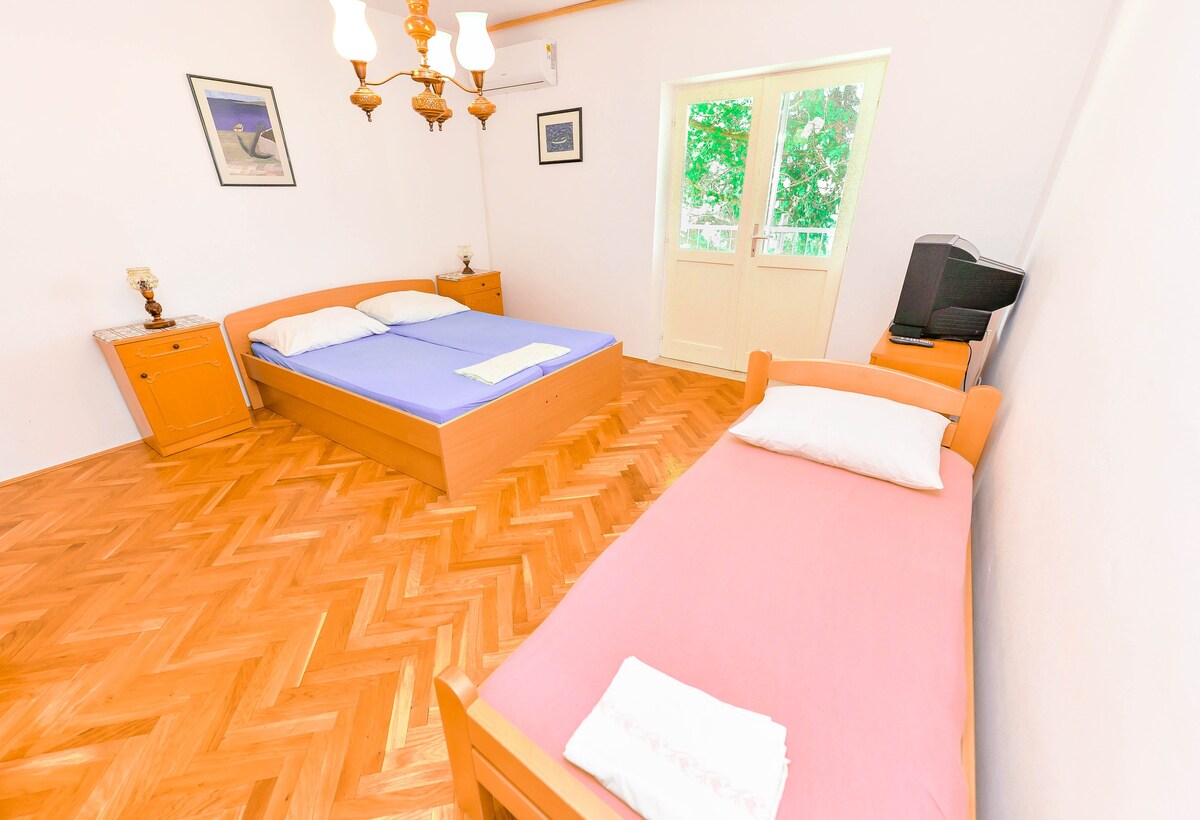 GOGA 6b - lovely two-bedroom app. near the center