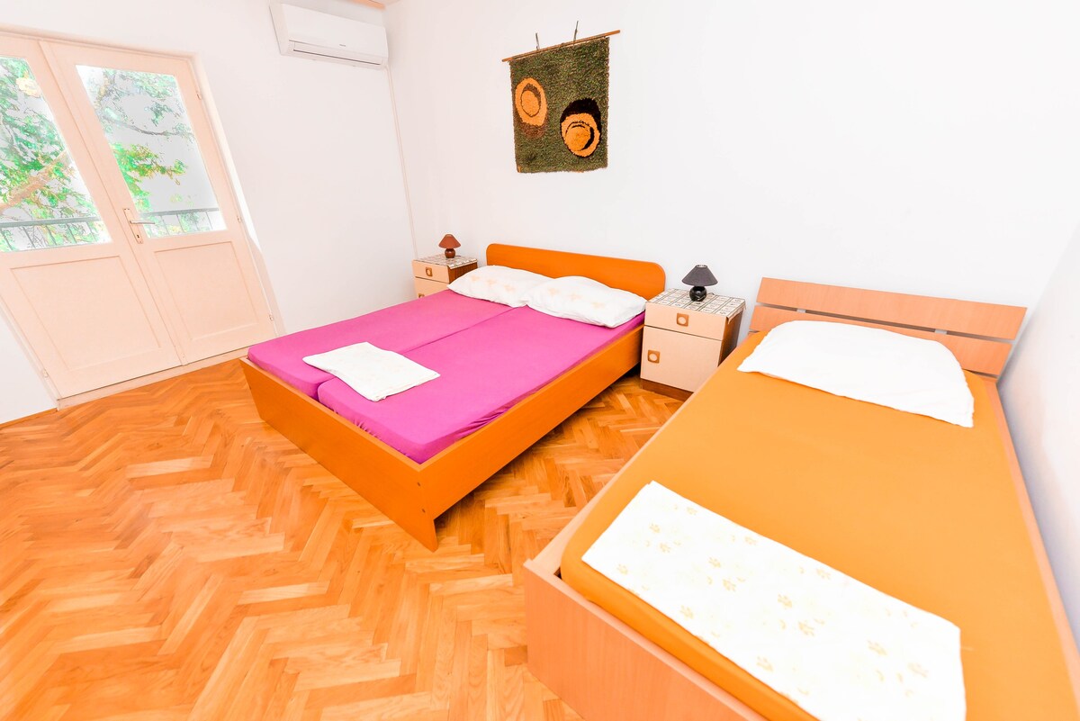 GOGA 6b - lovely two-bedroom app. near the center