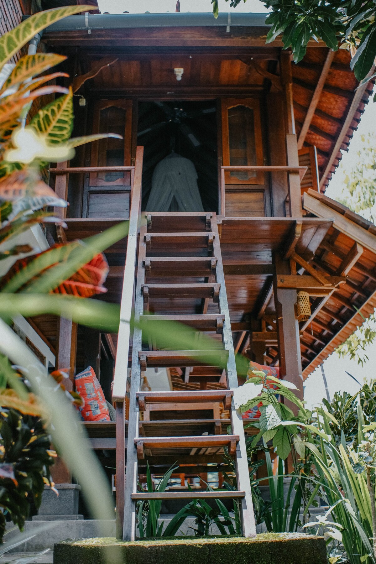 巴厘岛传统平房瀑布景观