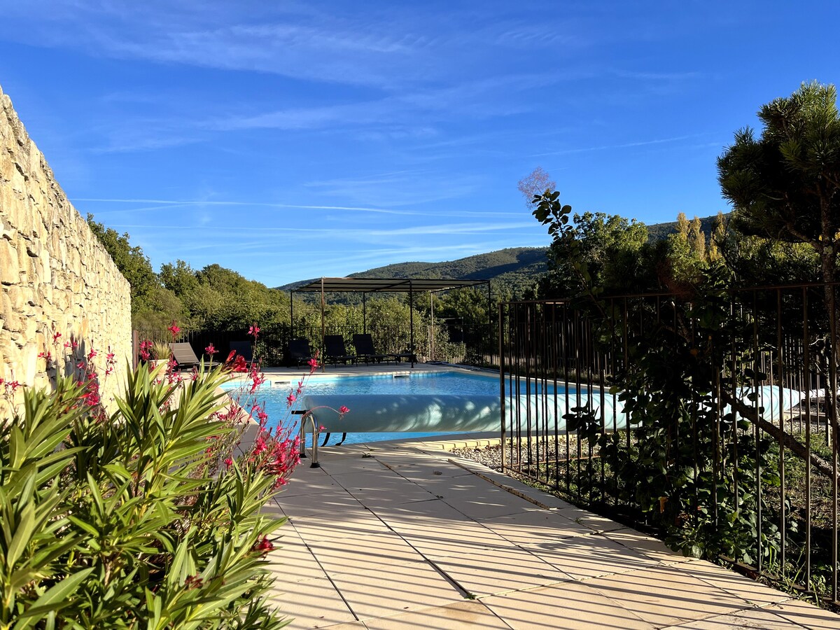 非常安静，可欣赏卢贝隆（ Luberon ）的TB景观，还有空调，游泳池