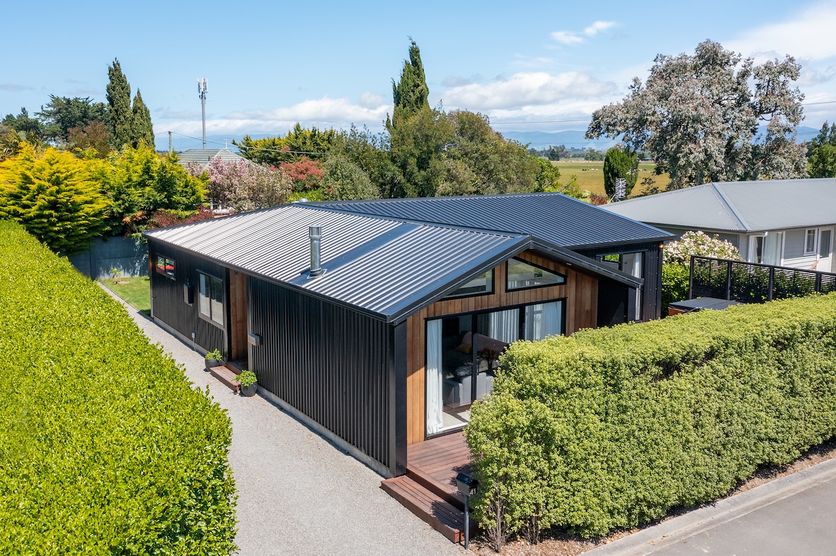 Black Barn Modern: Luxe Martinborough Escape