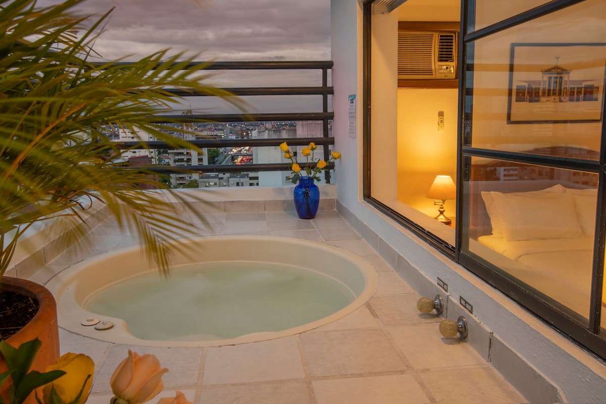 顶层公寓城市景观、露台和私人按摩浴缸