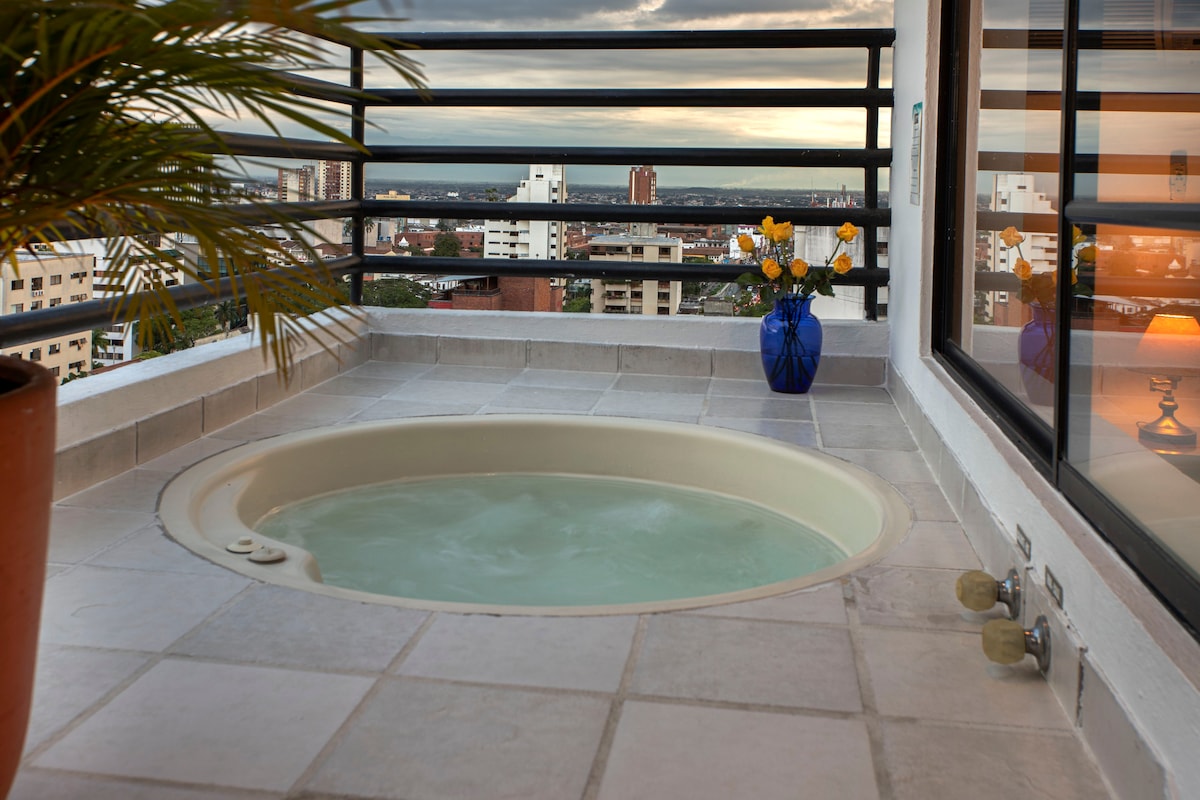 顶层公寓城市景观、露台和私人按摩浴缸