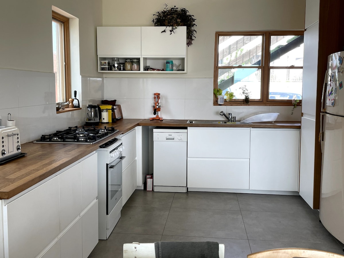 Quiet cottage in the pastoral Galilee hills