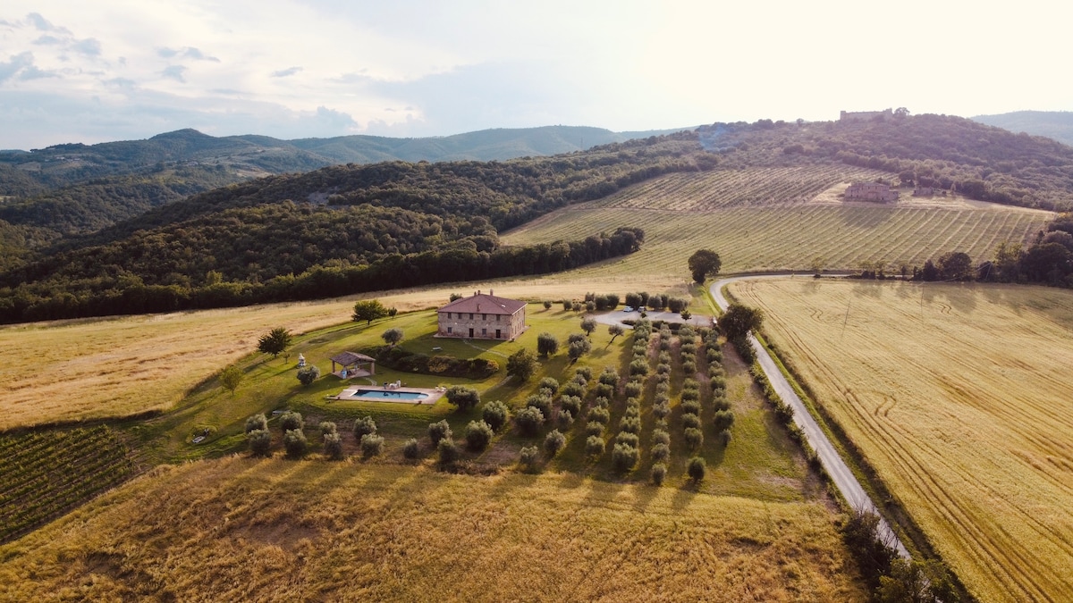 Casale rustico in Umbria con piscina e panorama