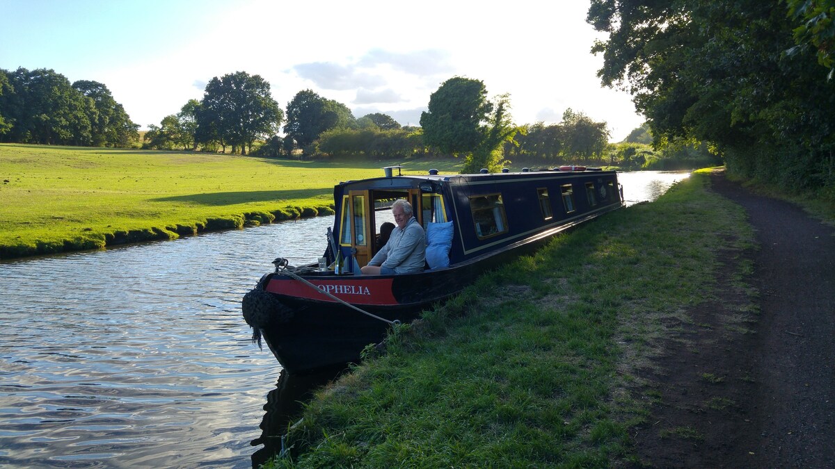 Luxury 4 berth Narrowboat hire, 1 week 19th Aug