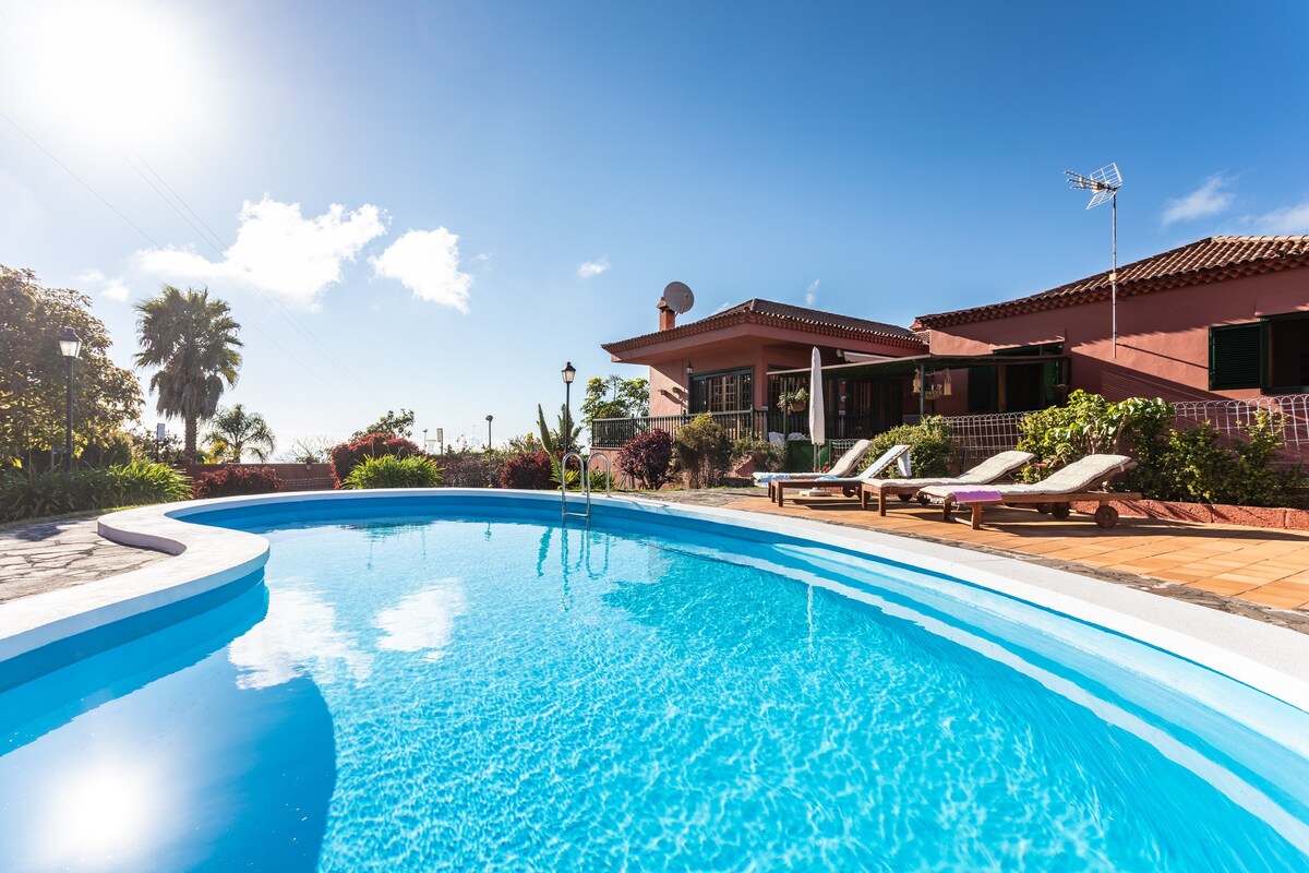 Home2Book Luxury Villa Luna de Tacoronte泳池