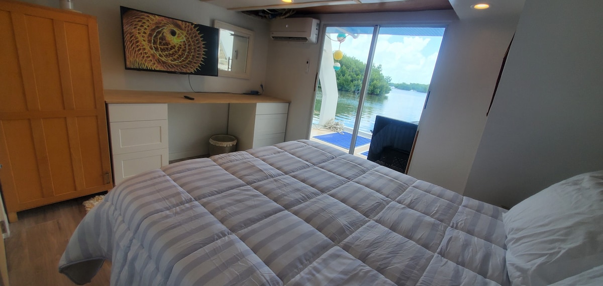 Key West Houseboat Paradise
