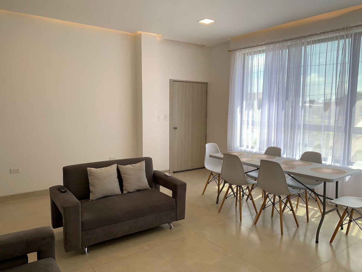 公寓很漂亮。2位于萨利纳斯的现代化，位于萨利纳斯。