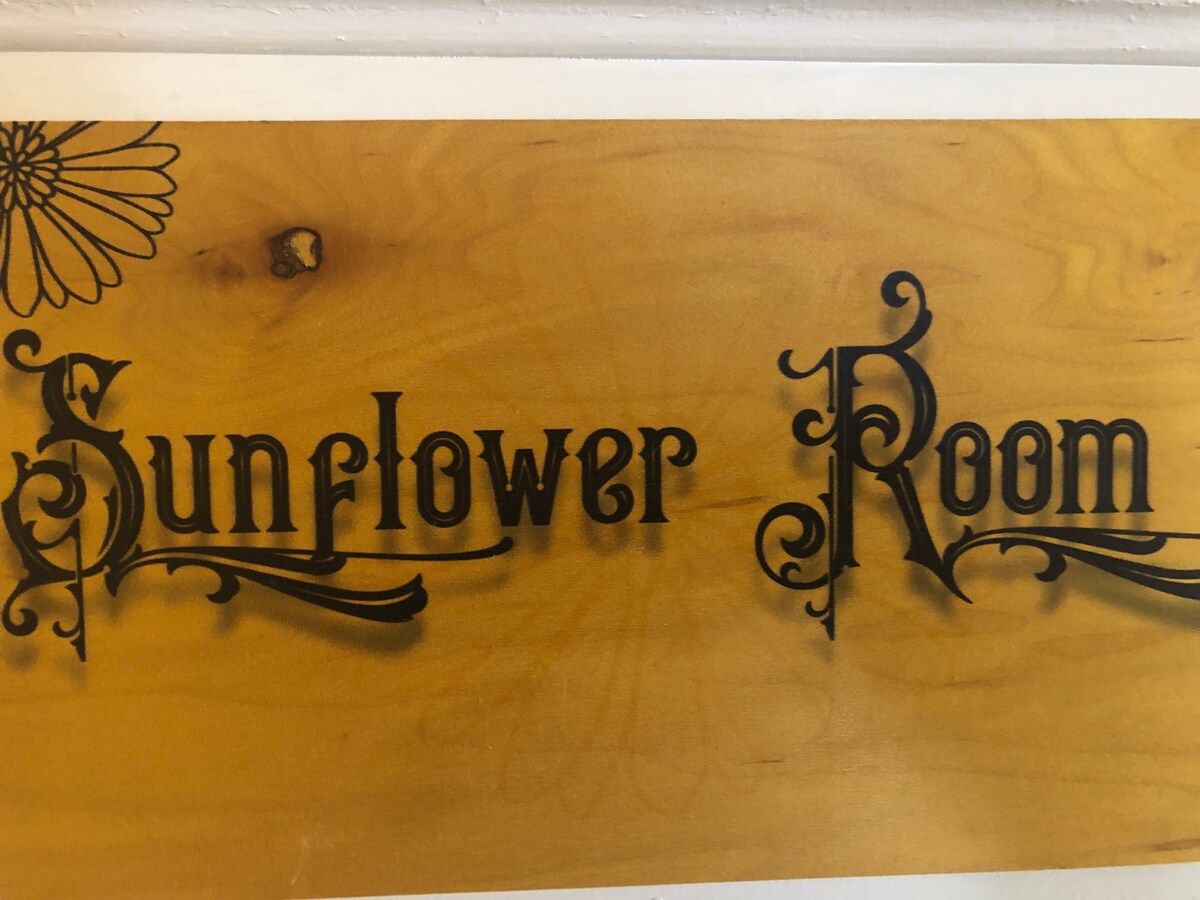Sunflower Room - Magnolia Blossom Inn