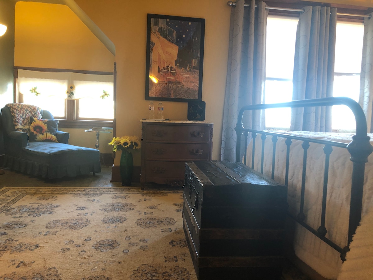 Sunflower Room - Magnolia Blossom Inn