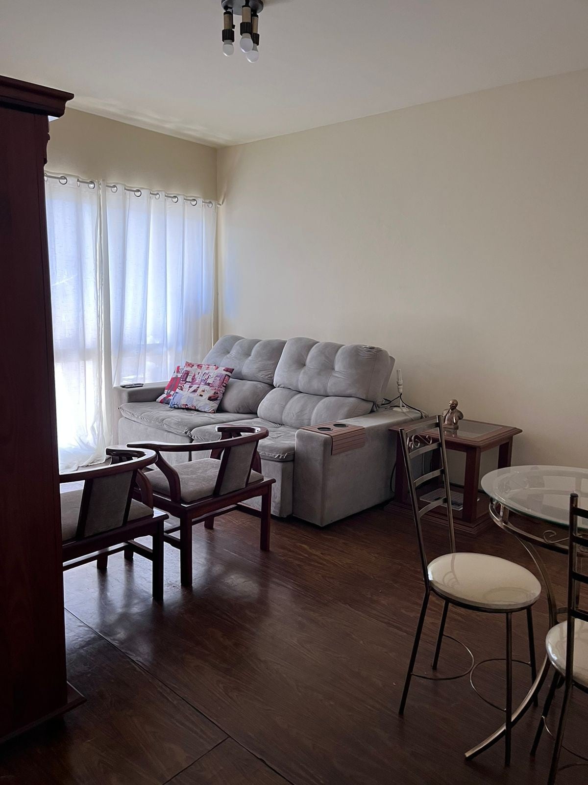 中央公寓的客厅配有沙发床。