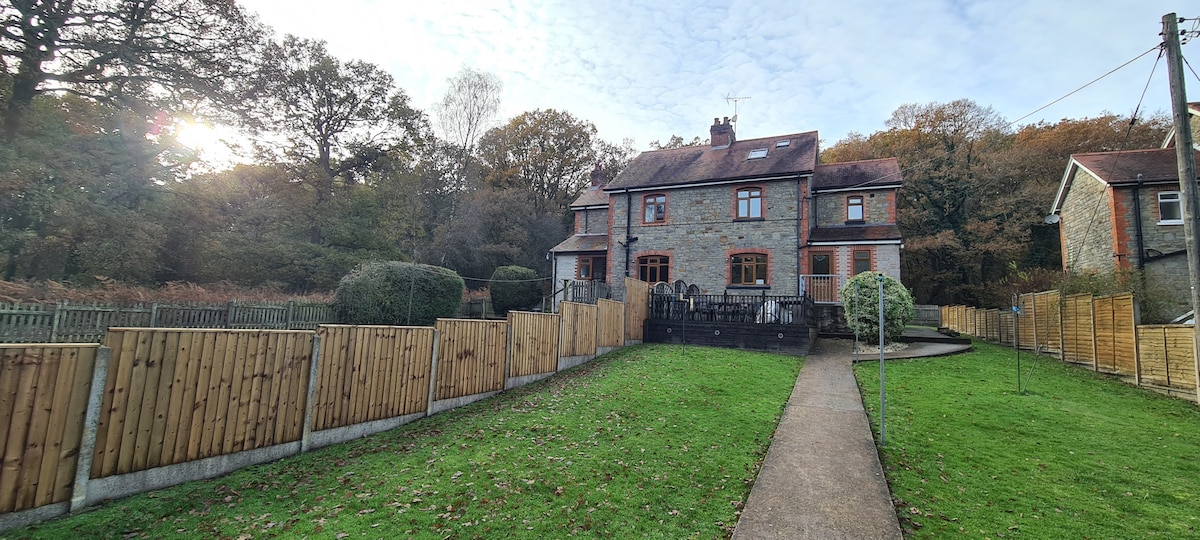 奥克伍德小屋（ Oakwood Cottage ） ，位于迪恩森林（ Forest of Dean ）的中心地带