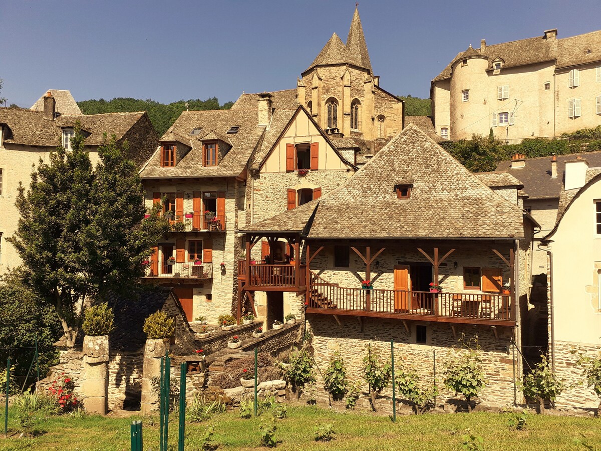 位于埃斯泰因（ Estaing ）的中心地带和城堡的脚下。