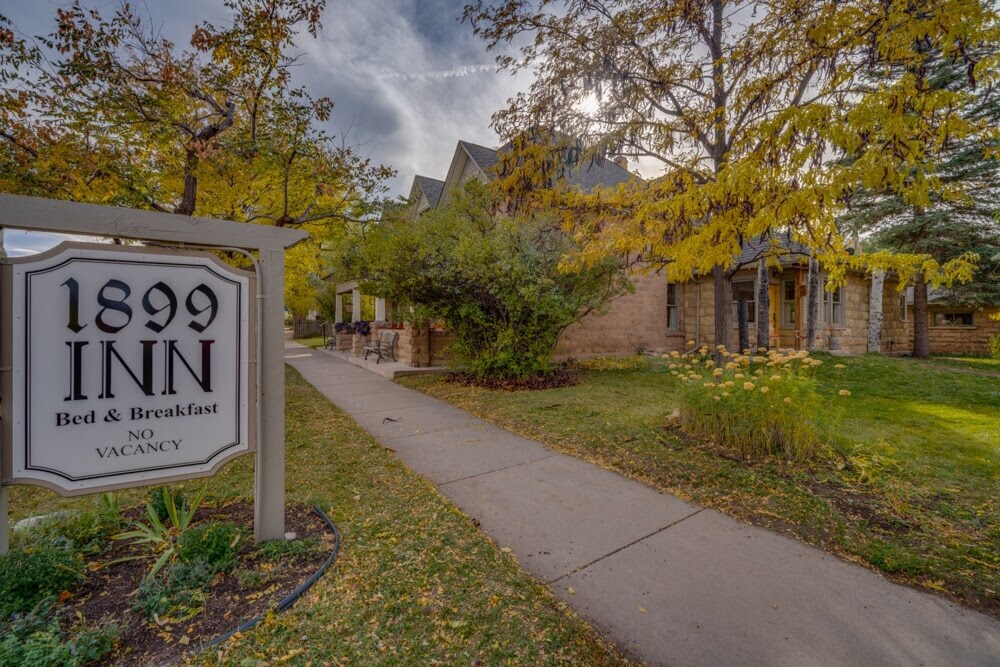 Serene , apartment on historic 1899 Inn