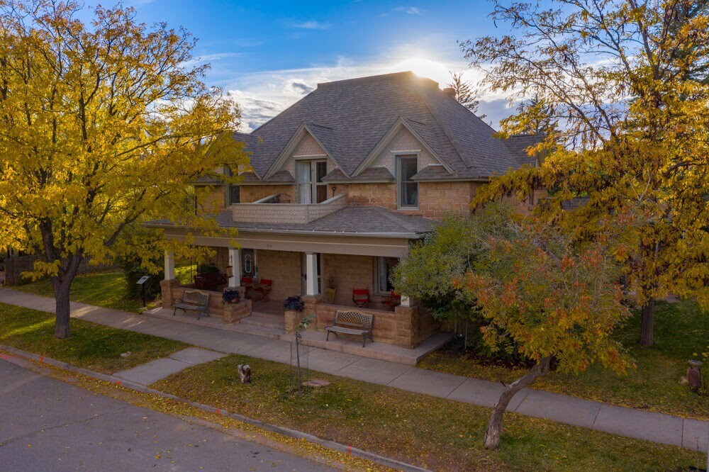 Serene , apartment on historic 1899 Inn