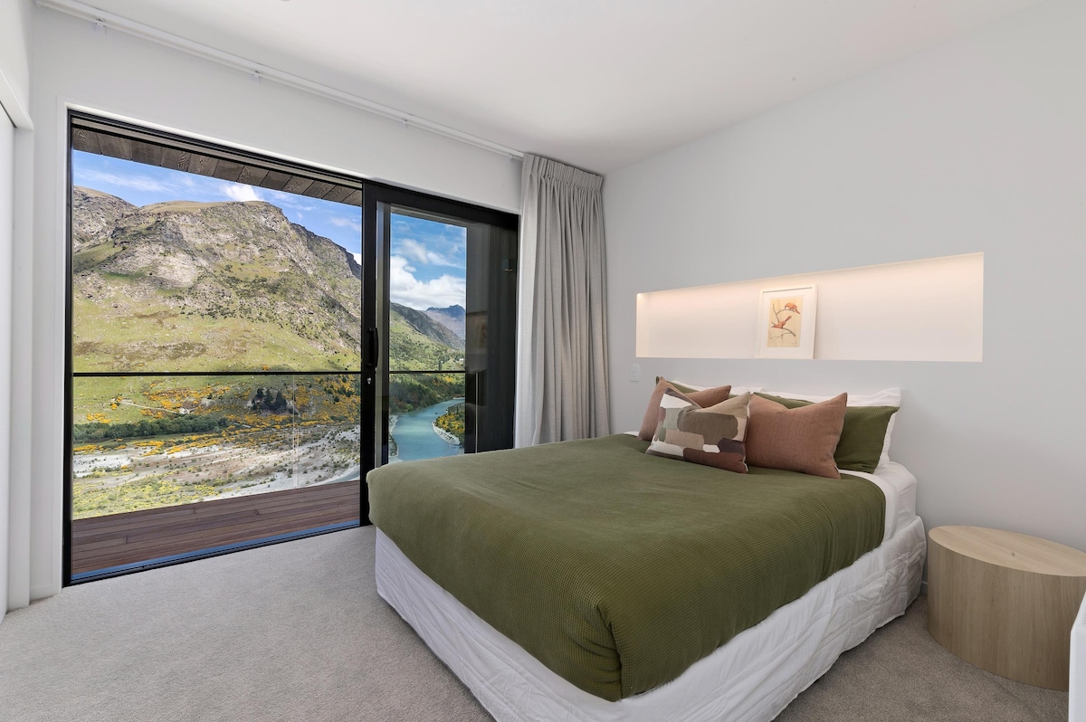 Luxurious Queenstown Retreat-Hot tub and views