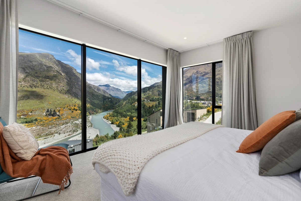 Luxurious Queenstown Retreat-Hot tub and views