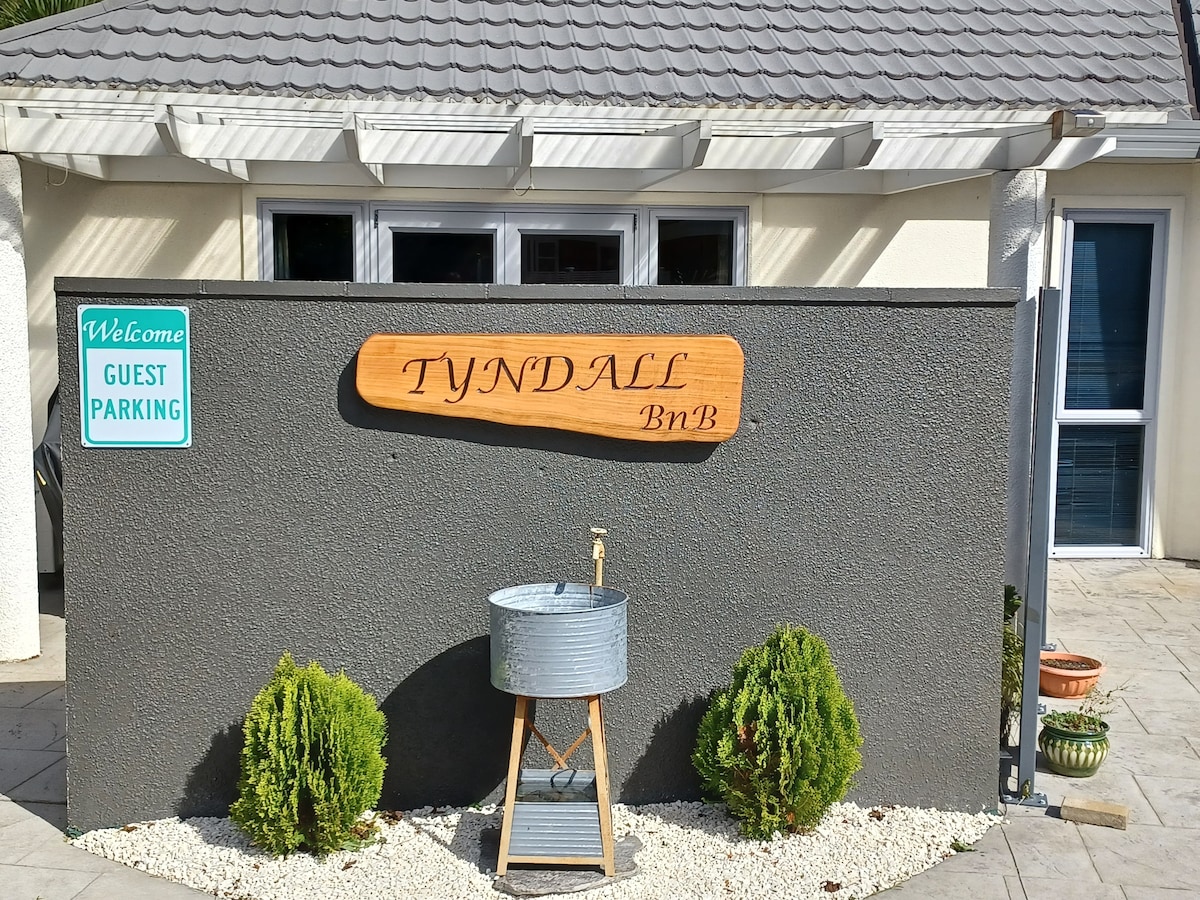 廷德尔住宿加早餐旅馆（ Tyndall BnB ）。独立舒适的1卧室公寓。