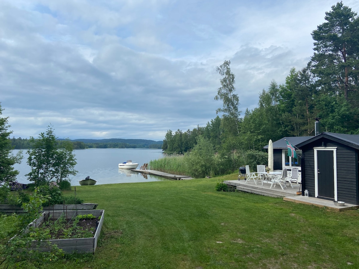 Gränna外的小木屋、私人海滩、船只和桑拿房