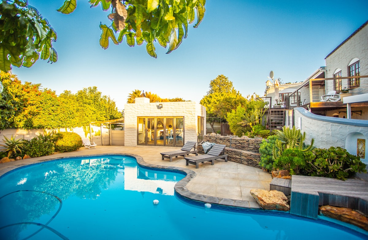 Villa Luisa: Sun-filled hidden gem with Pool.
