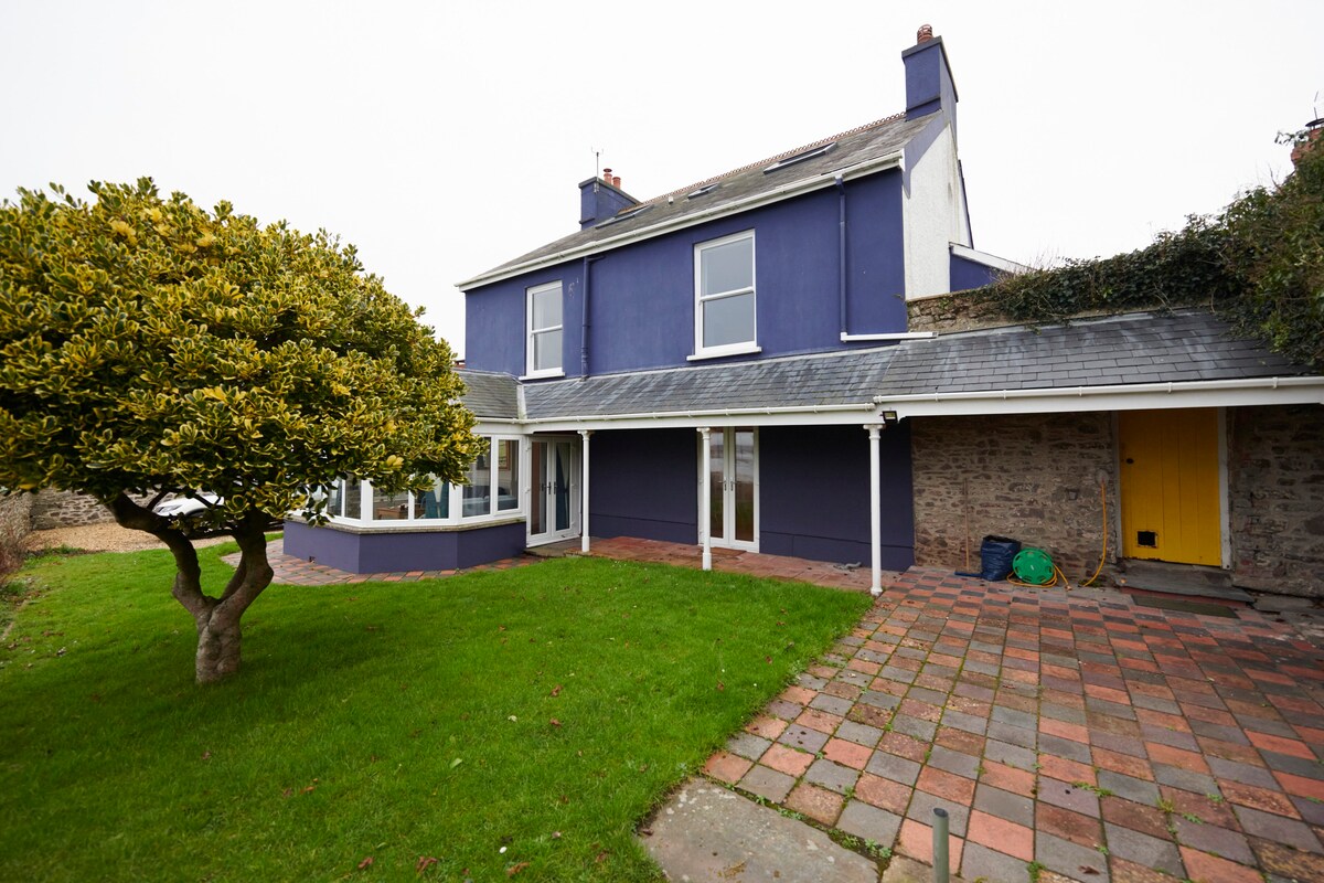 Stunning 6 bedroom home with Views of the Estuary