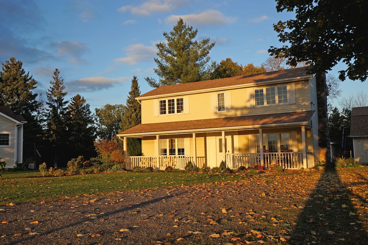 Arrowstone Farmhouse in Historic Old Town