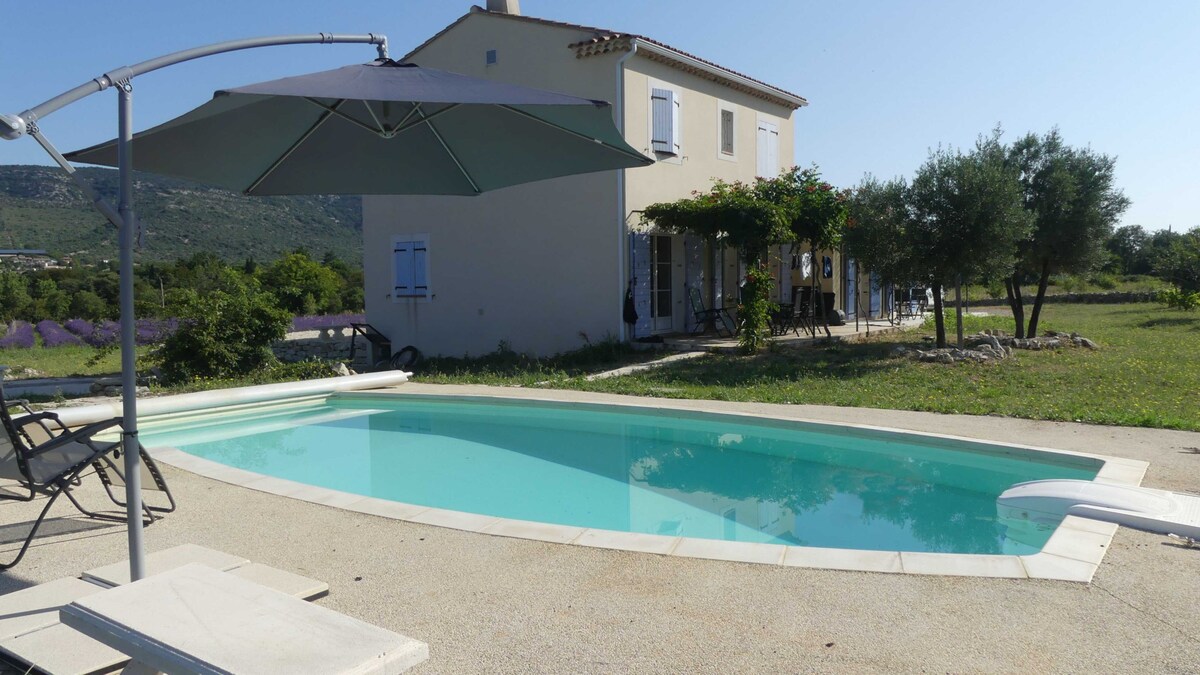 Gîte des Lavandes with swimming pool