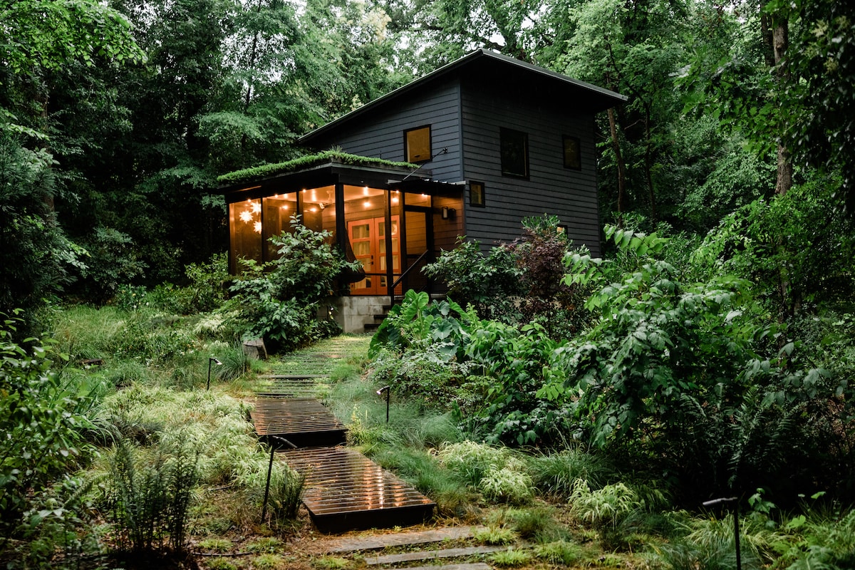 现代小屋酒店（ Modern Tiny House in the Trees ）