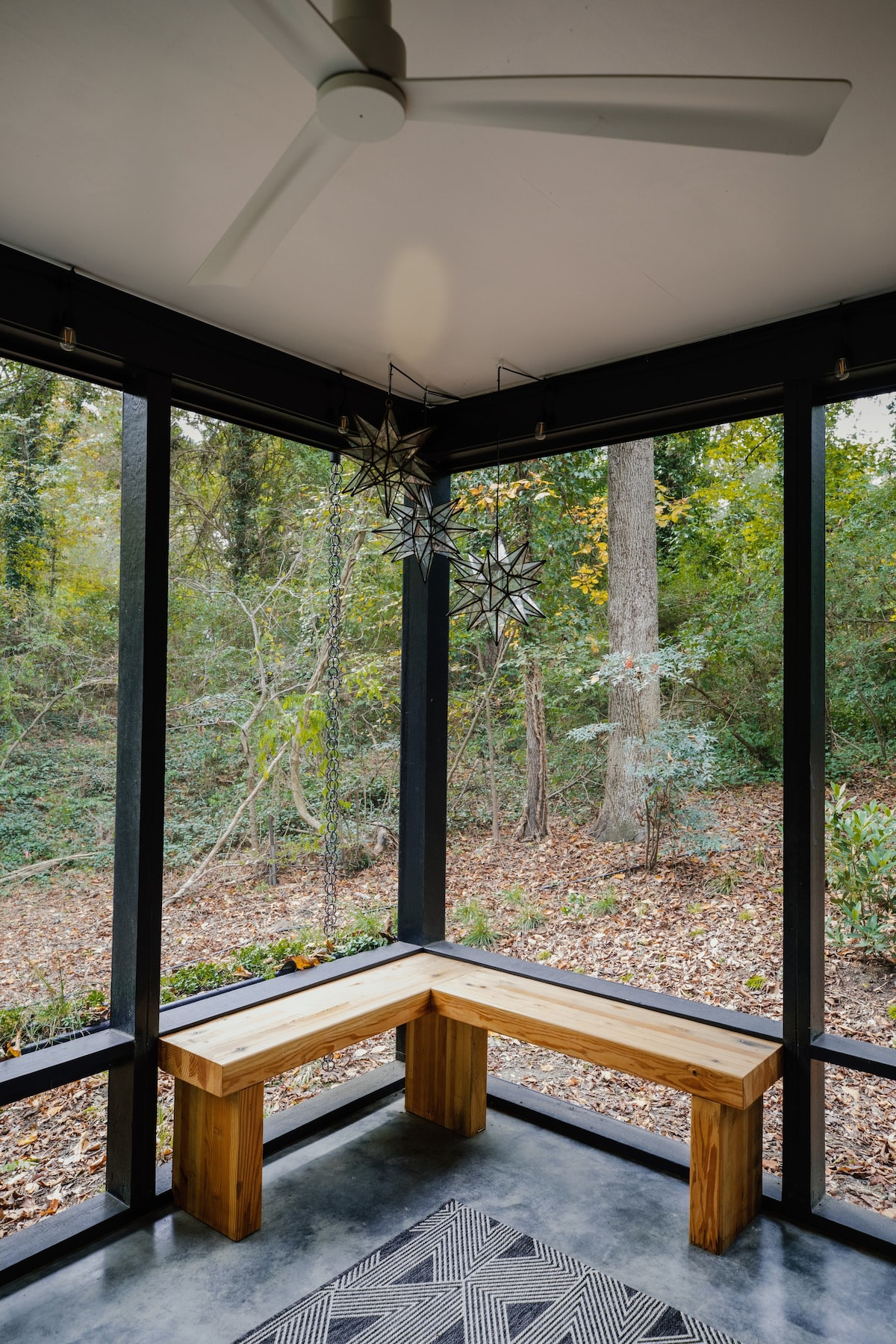 现代小屋酒店（ Modern Tiny House in the Trees ）