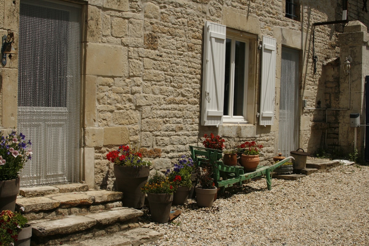 150 years old  cosy stone Cottage in Charante.