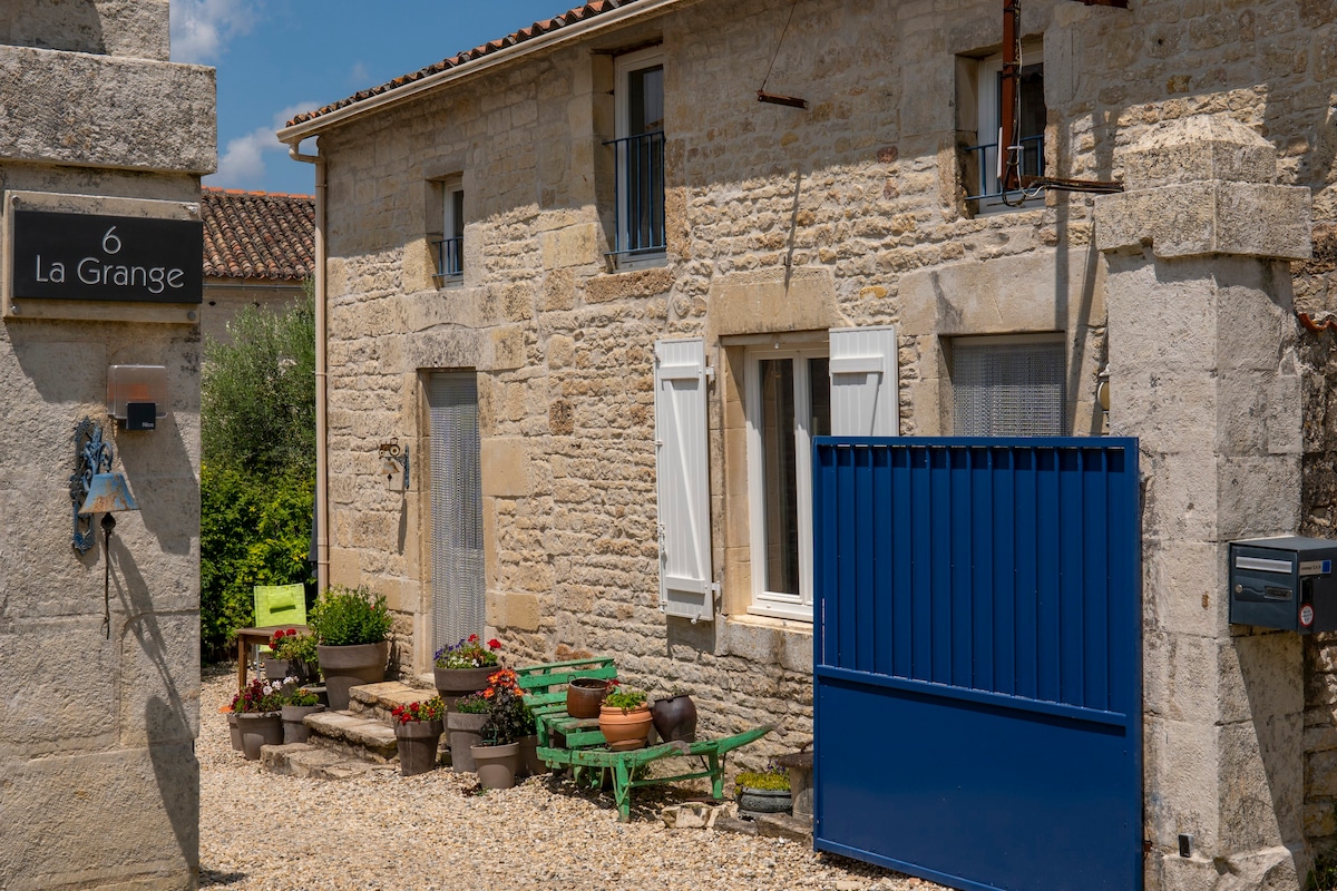 150 years old  cosy stone Cottage in Charante.