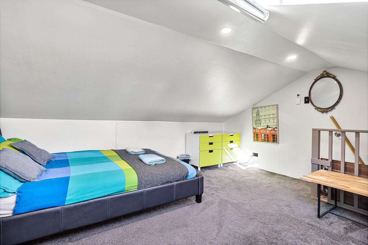 宽敞的Loft客房标准双人床，可欣赏城市天际线景观