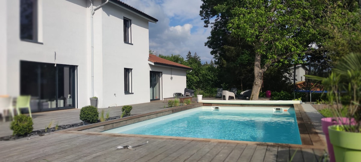 Villa contemporaine avec piscine et vue imprenable