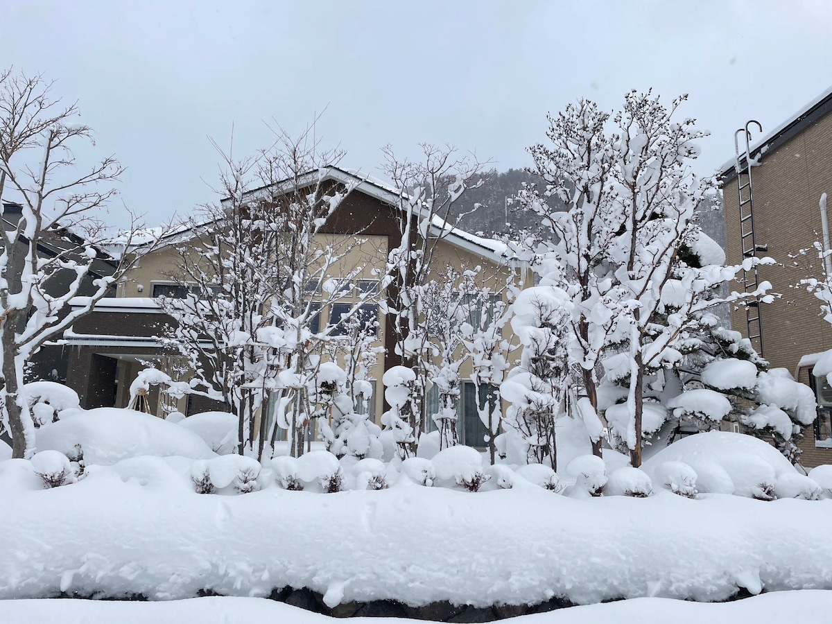 定山渓温泉街にあり、山に囲まれて雰囲気がございます。