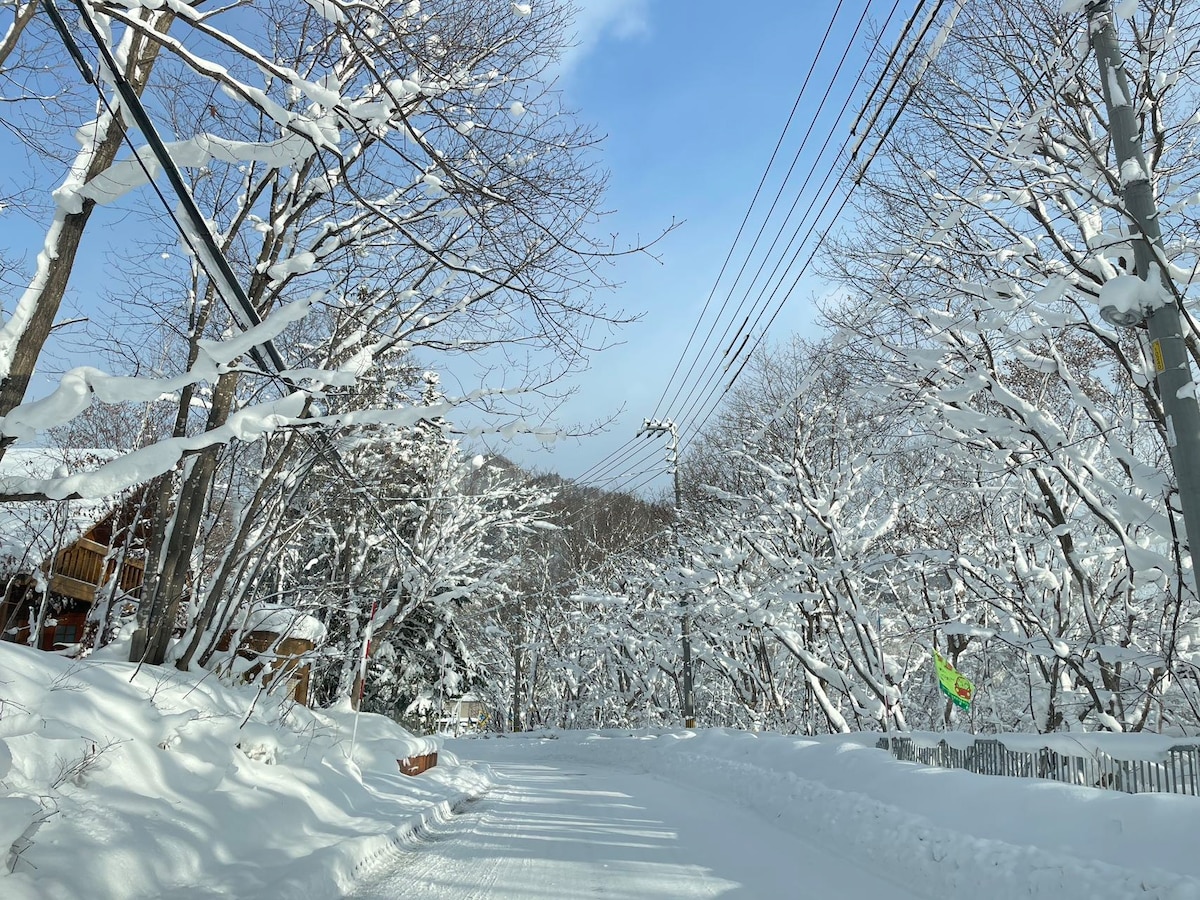 定山渓温泉街にあり、山に囲まれて雰囲気がございます。